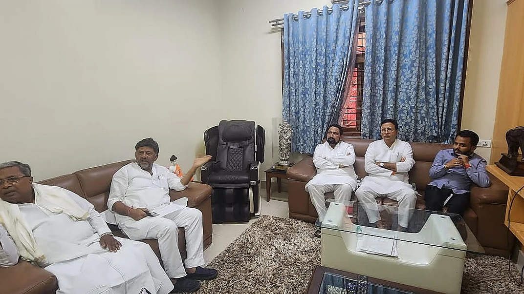 Savadi with senior Congress leaders