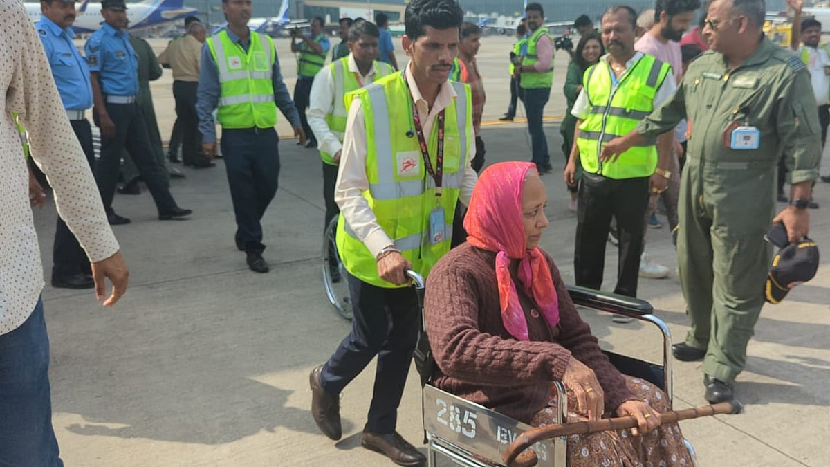 Indians evacuated from Sudan. (Photo: Defence PRO, Mumbai)