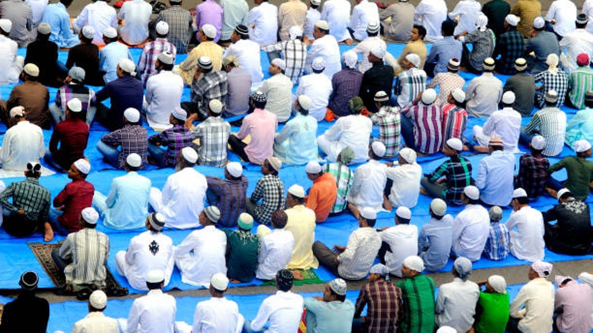 People offering Namaaz on Eid