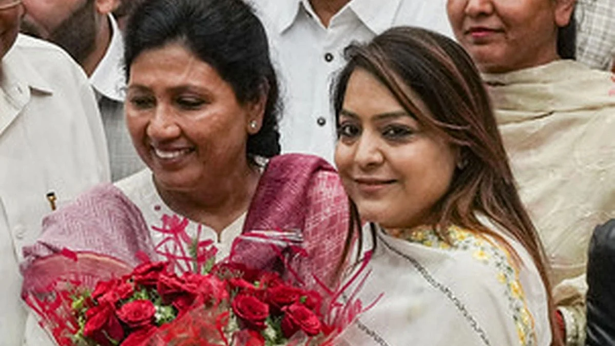 Shelly Oberoi (right) 
(Source: IANS)