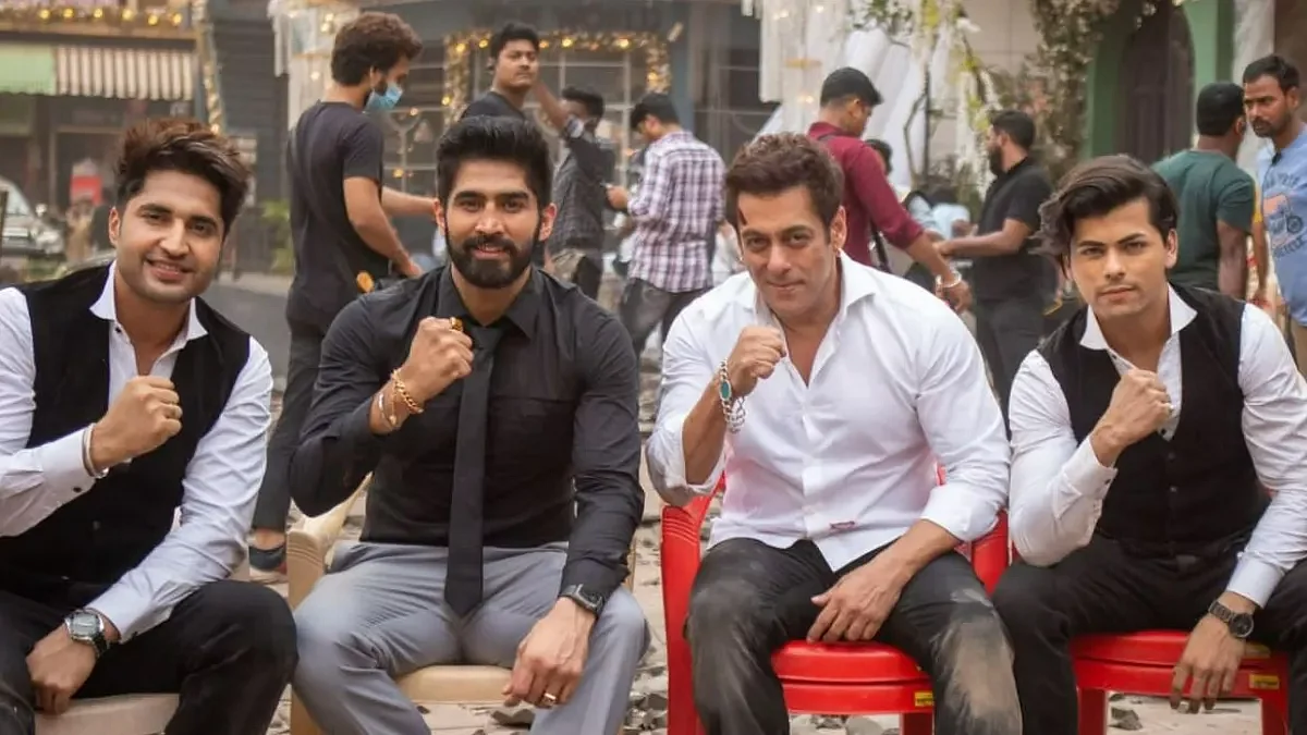 Vijender Singh (second to left) with Salman Khan, Siddharth Nigam and Jassie Gill on the sets of 'Kisi ka Bhai Kisi ki Jaan'.