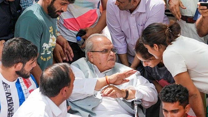 Satya Pal Malik with protesting wrestlers at New Delhi's Jantar Mantar on Wednesday, April 26. (PTI Photo)