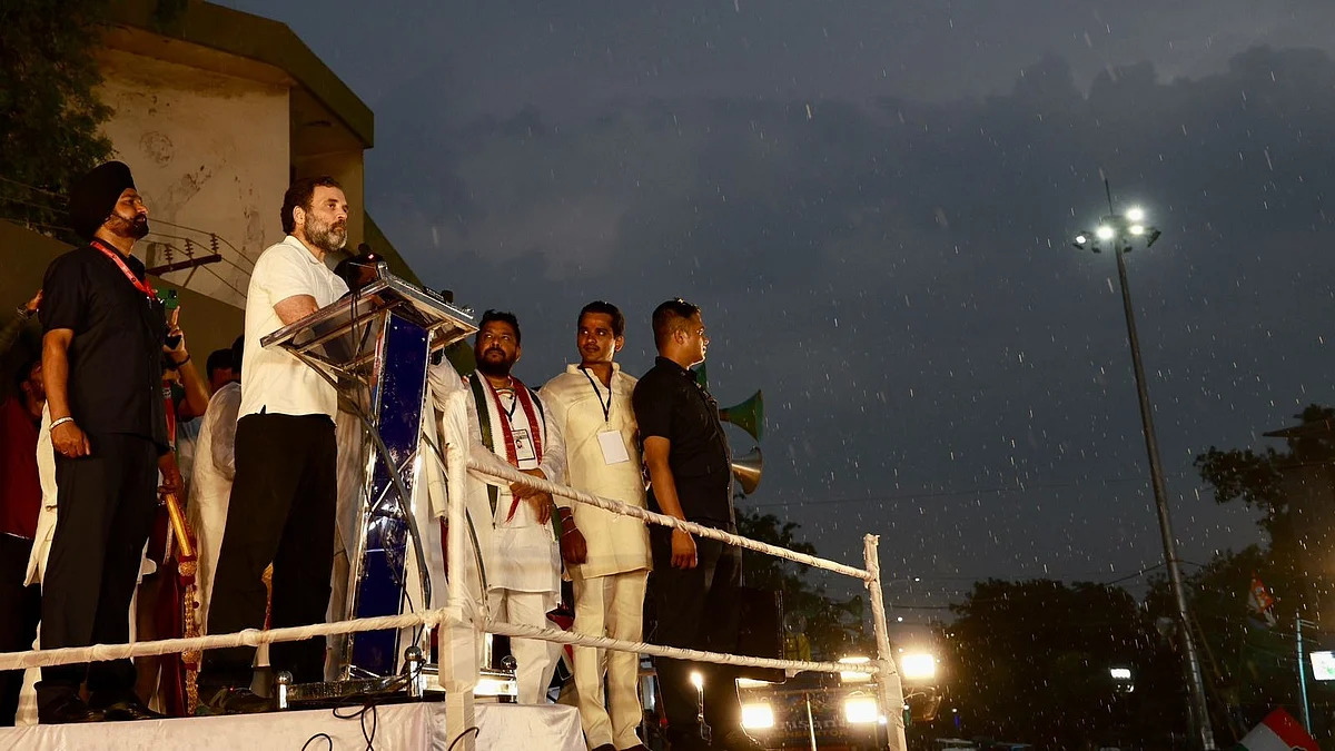 Rahul Gandhi addressing a rally in Bellary, Karnataka (Photo: Twitter/@INCIndia) 
