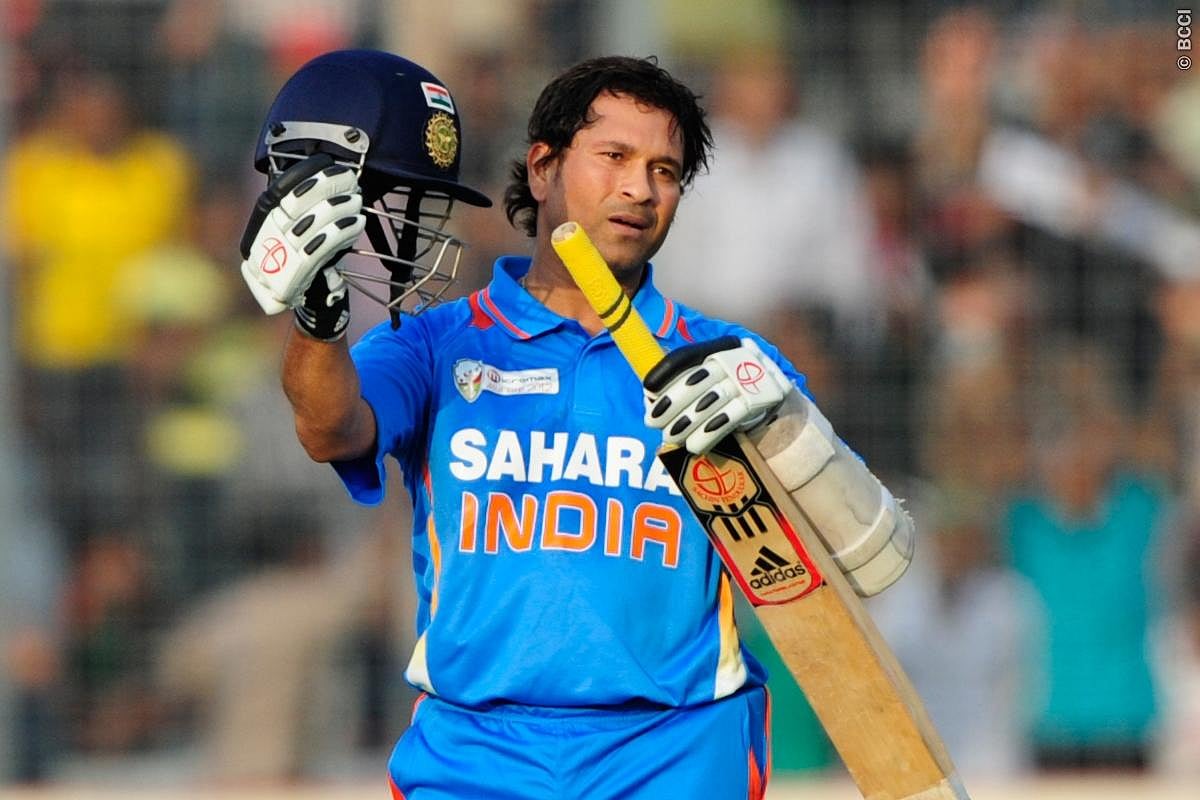 Tendulkar, in the blue Sahara India shirt, acknowledges the crowd