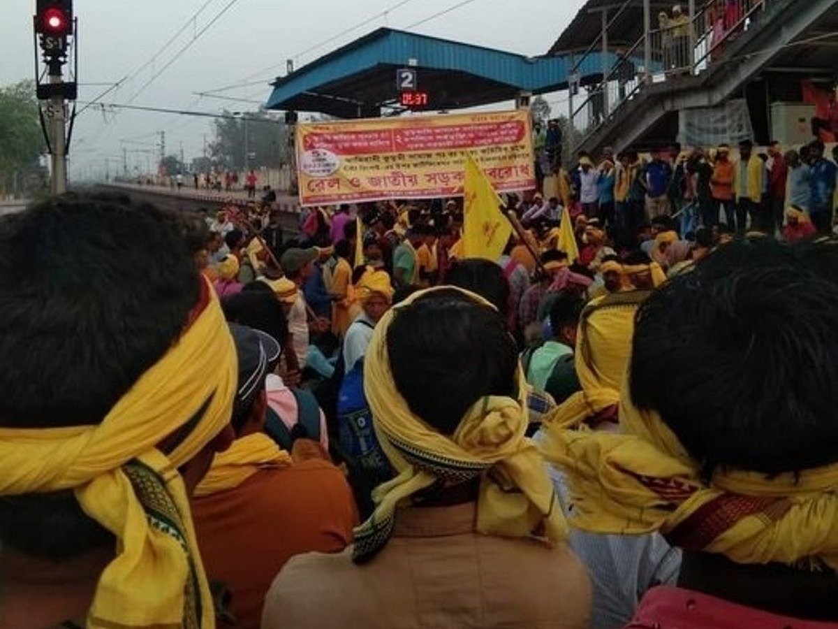 Train services hit as Kurmi community protests on Howrah-Mumbai rail route