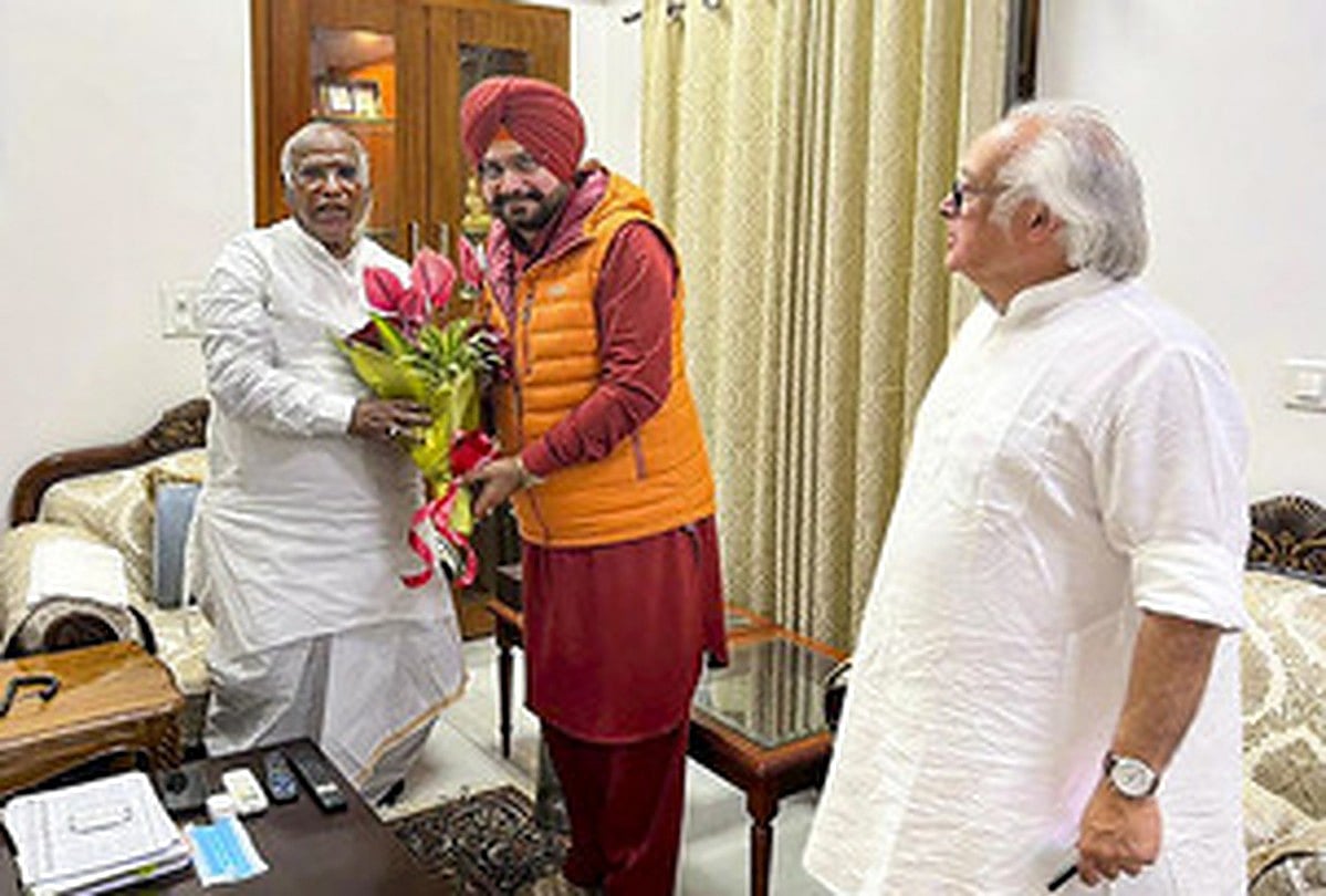 'Credibility thy name is Mallikarjun Kharge': Sidhu after meeting Cong president