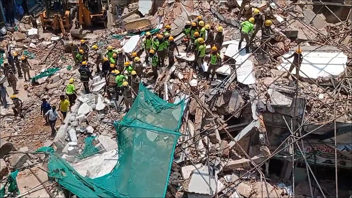 Site of the building collapse (Source: Private Twitter account)