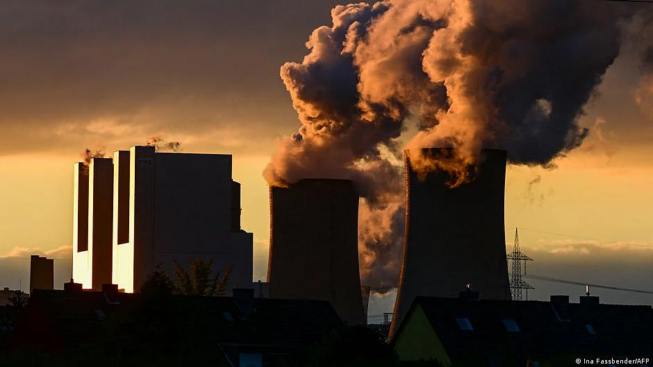 The burning of fossil fuels is heating the planet, yet major oil and gas companies aren't holding back (photo: DW)