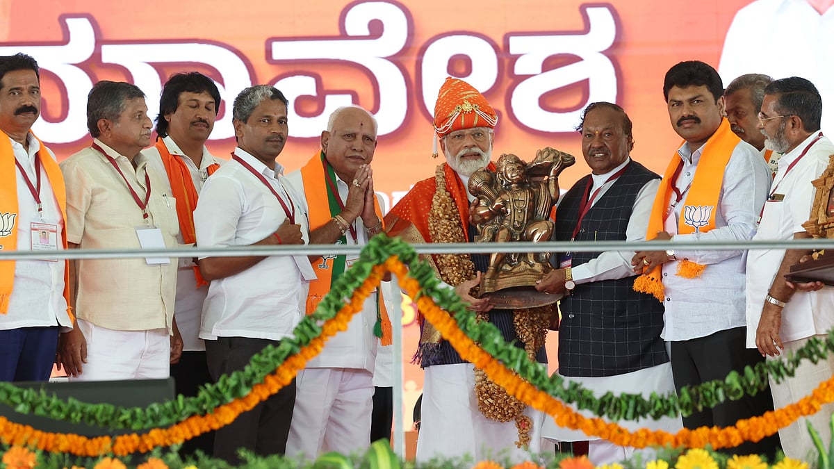 PM Modi holding a statue of Lord Hanuman along with other Karnataka BJP leaders (Photo Courtesy: Twitter/ @narendramodi)