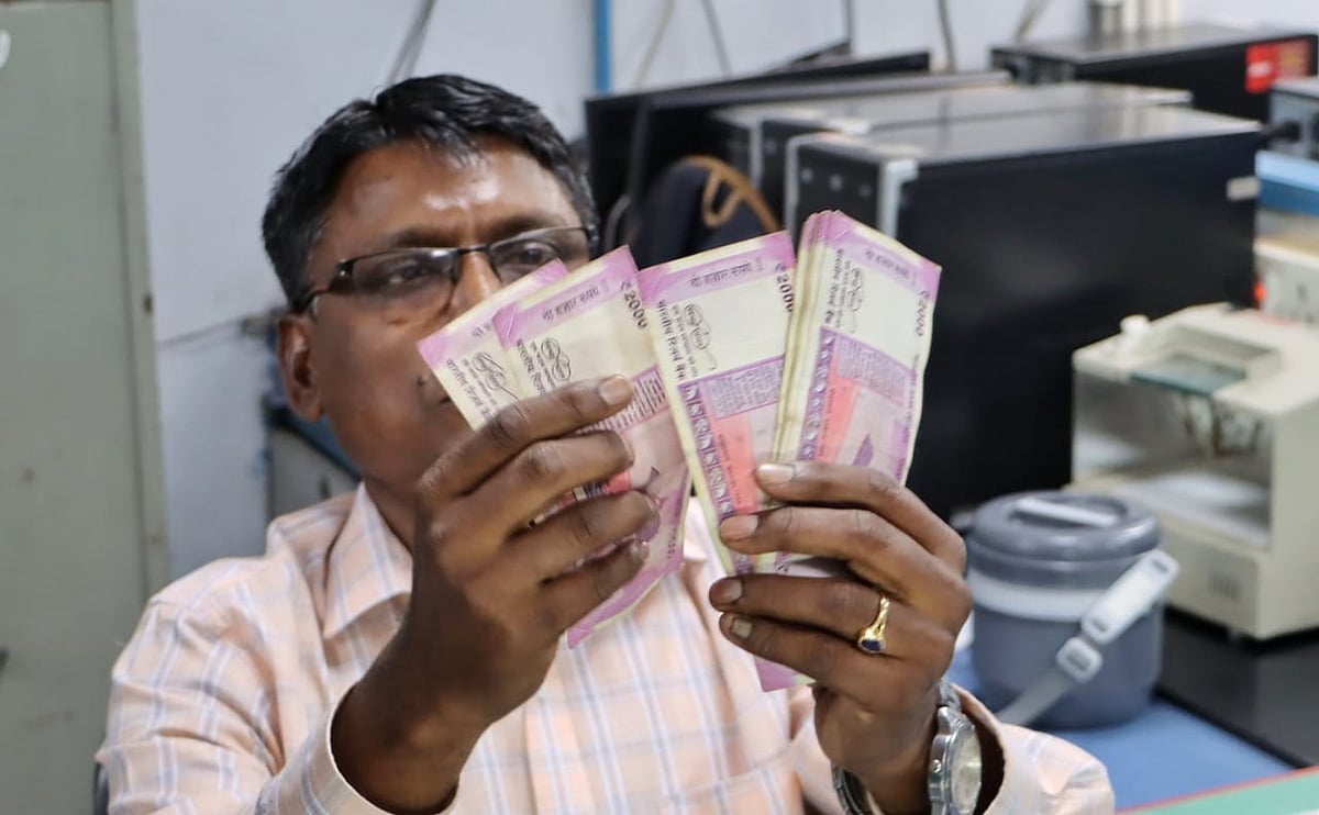 "Royal welcome to the keepers of black money": Congress on Rs 2,000 note exchange