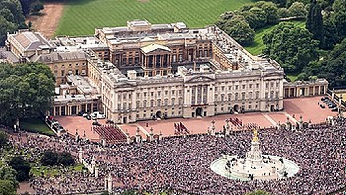 Buckingham Palace (Photo: Wikipedia)