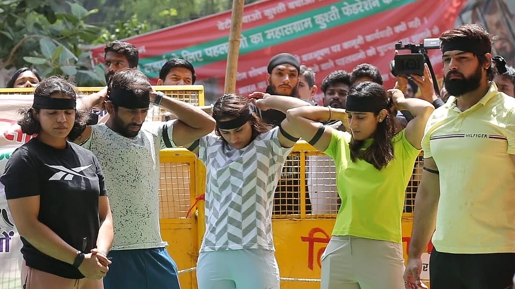 The wrestlers don black headbands and armbands in protest (photo: Vipin/NH Photos)