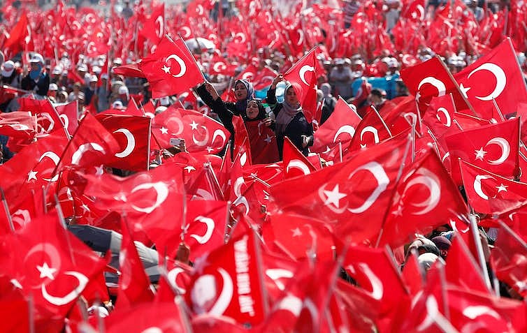 Anti-coup protestors in Turkey in which people are seen waving the Turkish flag (Photo Courtesy: EPA/SUNA)