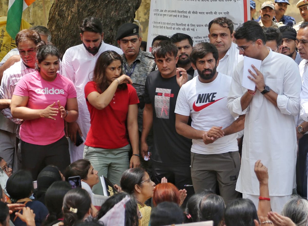 Congress leader Sachin Pilot arrives at Jantar Mantar in Delhi to meet the wrestlers who are protesting against the WFI chief (NH Photo by Vipin)