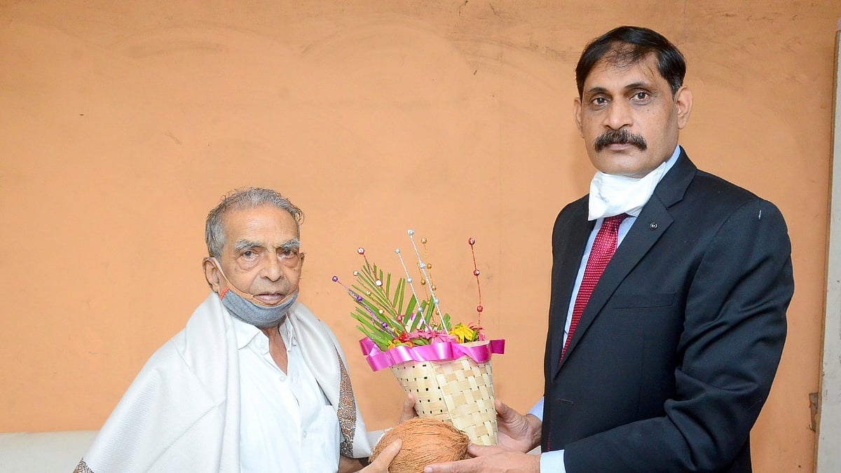 Ravindra Vaidya (left) being felicitated by the Palghar Maharashtra District Collector Dr. Kailas Shinde (right) (photo courtesy @collectorpal/Twitter)