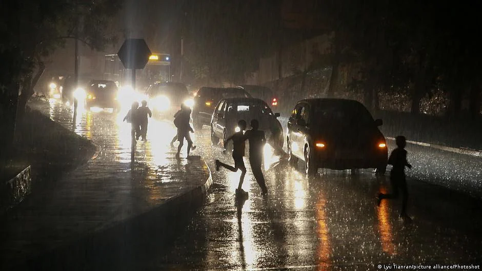A photo taken at night depicting rain and traffic (DW)