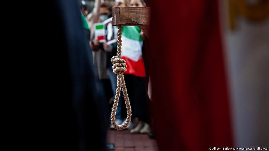 A noose in the foreground; the Iranian flag in the background (DW)