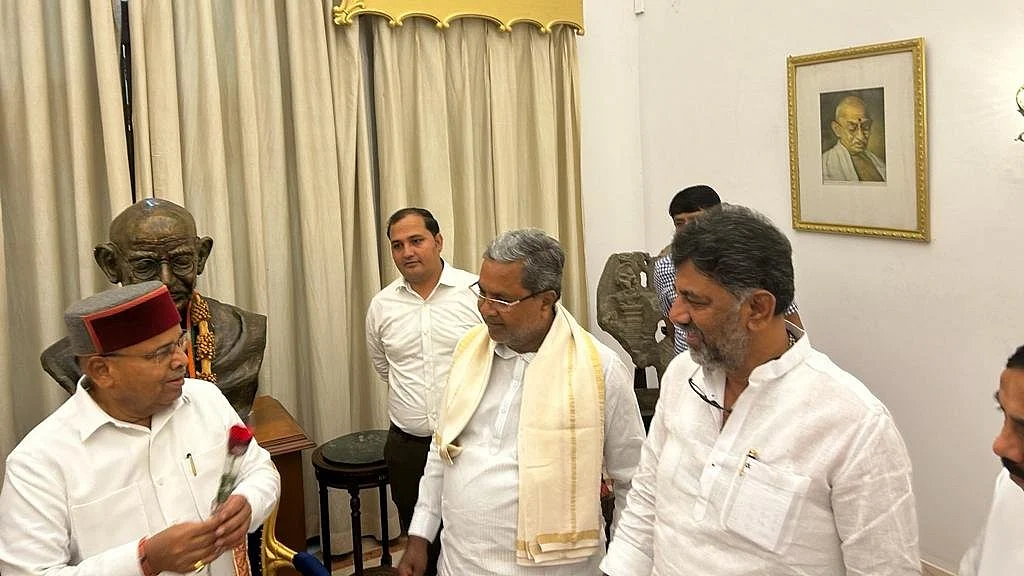 Karnataka governor Thawar Chand Gehlot with Siddaramaiah and DK Shivakumar (photo courtesy @swaraj76/Twitter)