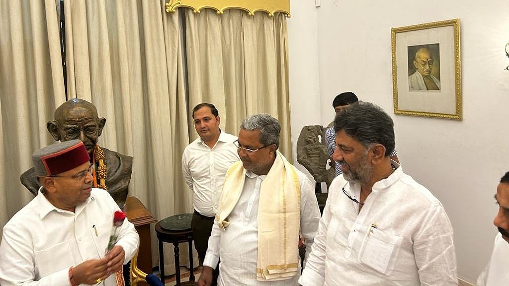Karnataka governor Thawar Chand Gehlot with Siddaramaiah and DK Shivakumar (photo courtesy @swaraj76/Twitter)