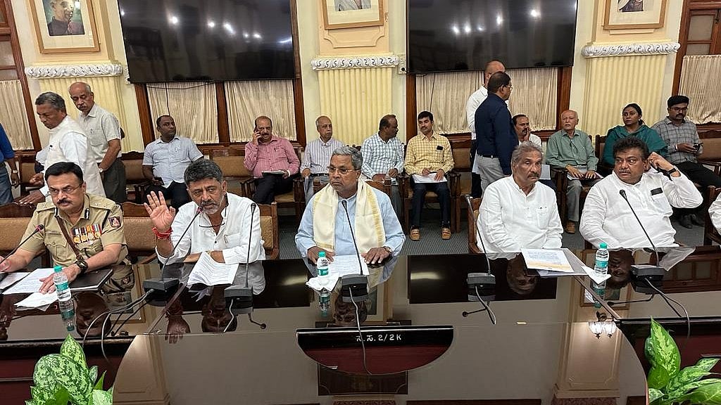 CM Siddaramaiah and DK Shivakumar holding high level consultations with senior police officers in Bengaluru (Photo Courtesy: @EbrahimNasreen/Twitter)