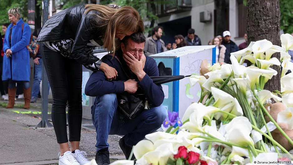 Parents crying in the aftermath of the Serbia school shooting (DW)