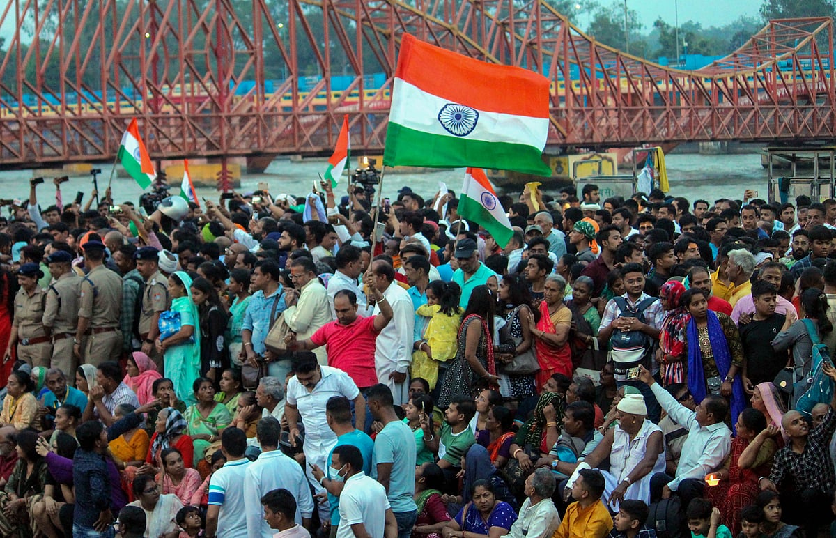 Wrestlers return without immersing medals in Ganga