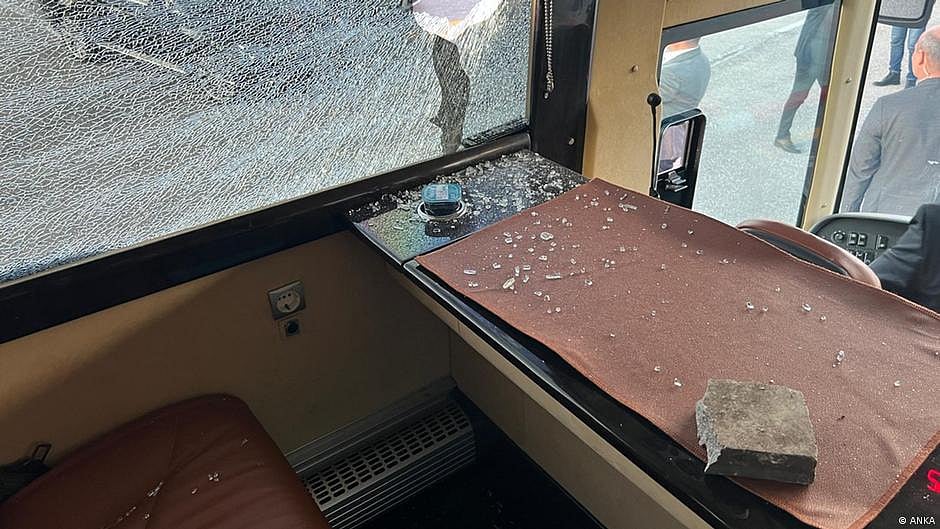 The bus in which Istanbul's Mayor was commuting; the image shows a broken window and shards of glass (DW)