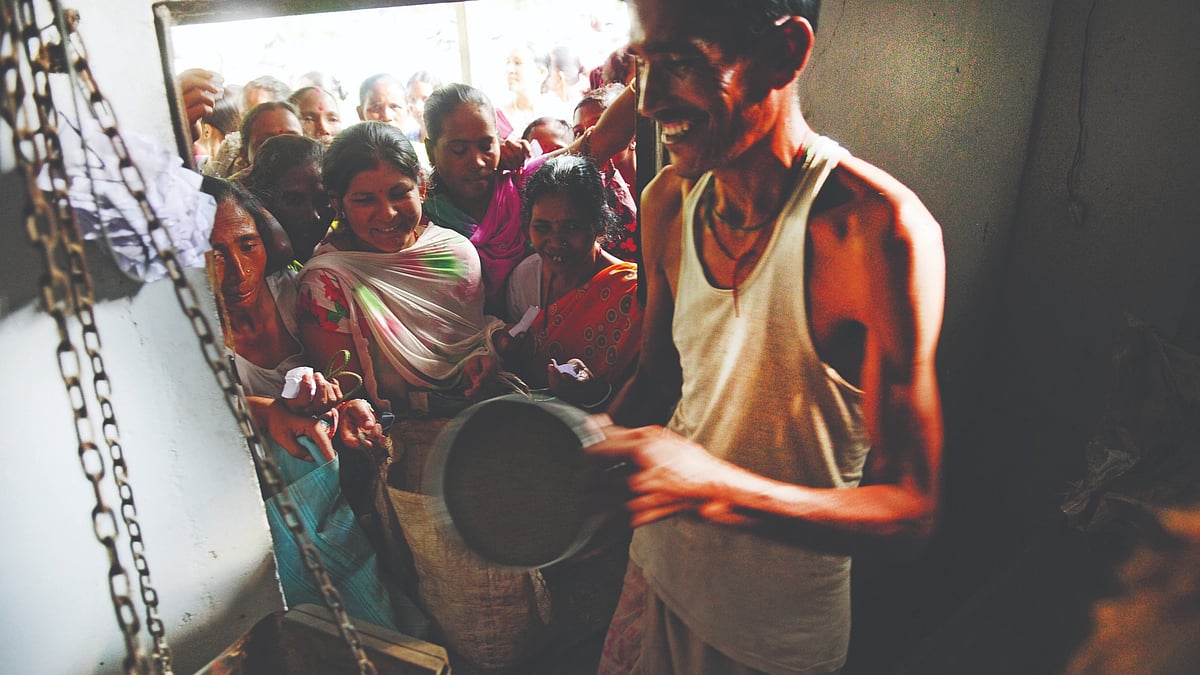 Ration distribution by the state government for tea garden workers at Bagracote Tea Garden, Dooars, India, on 2 November 2015 (photo:  Indranil Bhoumik/Mint via Getty Images)