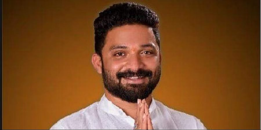 Stones pelted on Cong candidate's car in Karnataka; curfew clamped