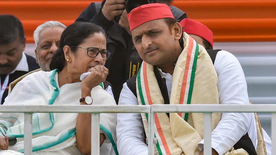 Mamata Banerjee (left) with Akhilesh Yadav. (Photo Courtesy: PTI)