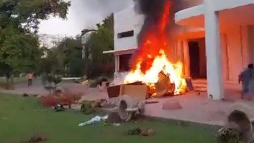 PTI supporters attacked the military officers' residence in Lahore (Photo: Twitter/@iihtishamm)


