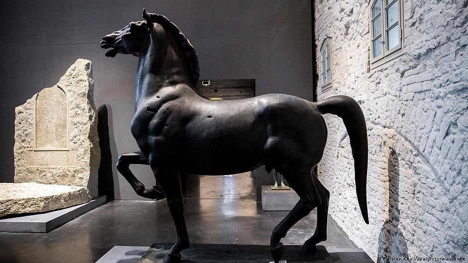 Why are Nazi sculptures still exhibited in Germany today?