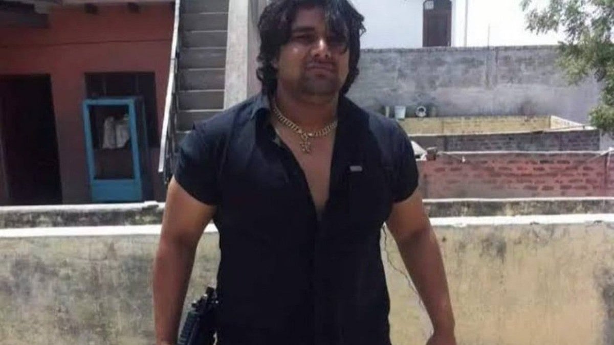 Tillu Tajpuriya holding a gun (Photo Credit: Twitter/ @BobinsAbraham
)