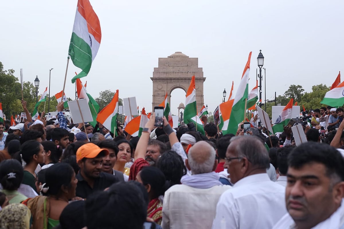 Protesters holding the Indian flag with India Gate in the background (NH Photos by Vipin)
