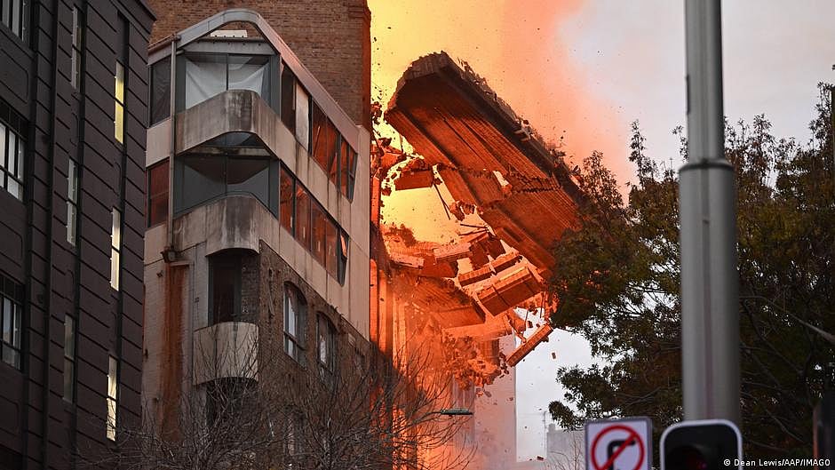 Sydney building engulfed by major fire (DW)