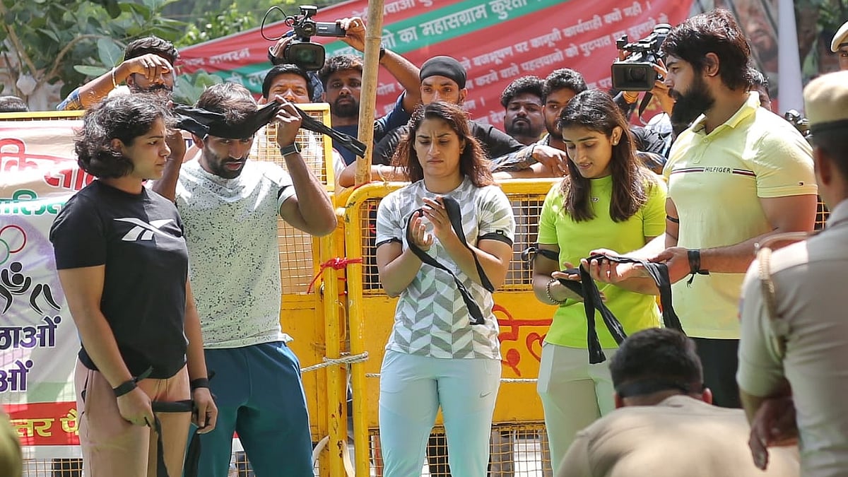 Wrestlers Vinesh Phogat, Bajrang Punia, Sakshi Malik and others with black head bands (NH Photos by Vipin)