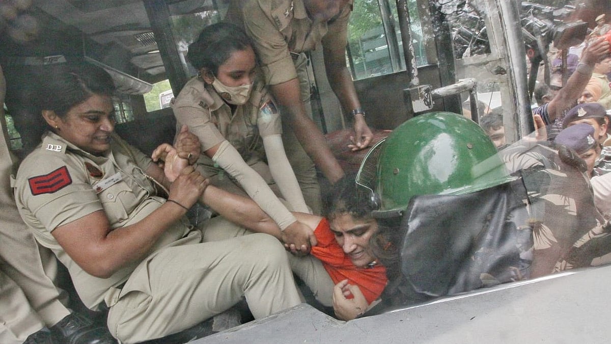 Wrestler Vinesh Phogat being dragged into the police van at Jantar Mantar (photo: Vipin)