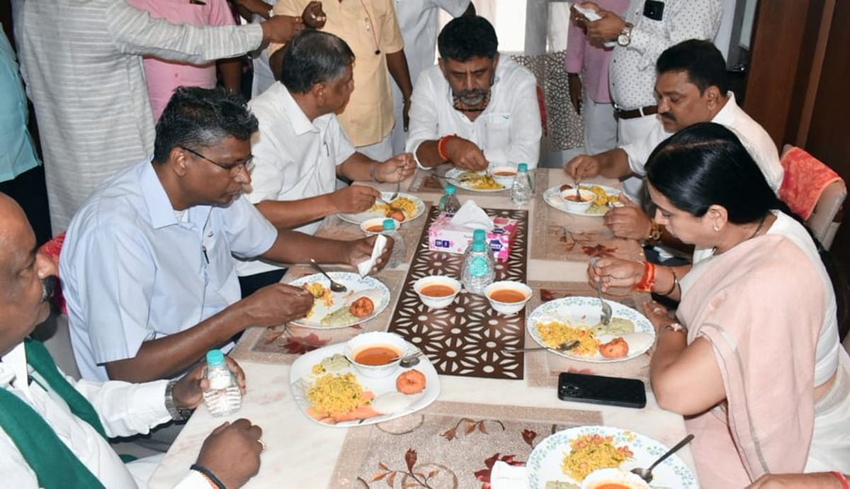 D.K Shivakumar with Jagadish Shettar and other Congress leaders (photo courtesy @Amitsen_TNIE/Twitter)