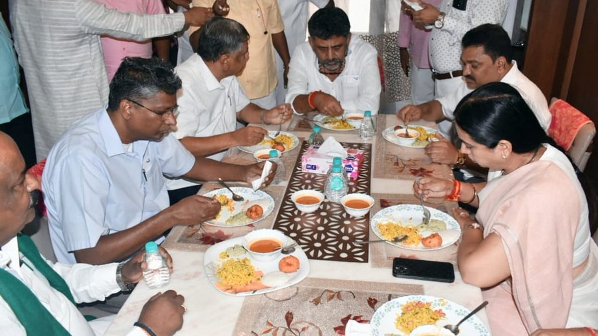 D.K Shivakumar with Jagadish Shettar and other Congress leaders (photo courtesy @Amitsen_TNIE/Twitter)