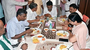 D.K Shivakumar with Jagadish Shettar and other Congress leaders (photo courtesy @Amitsen_TNIE/Twitter)