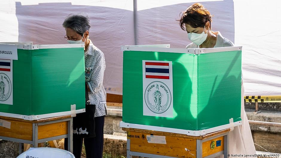 Voters casting their votes in Thailand (DW)