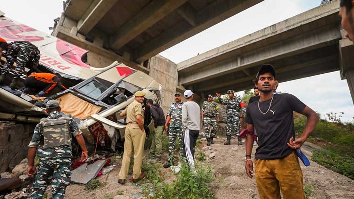 Bus carrying Vaishno Devi pilgrims falls into gorge in Jammu (photo courtesy @shiningindnews/Twitter)