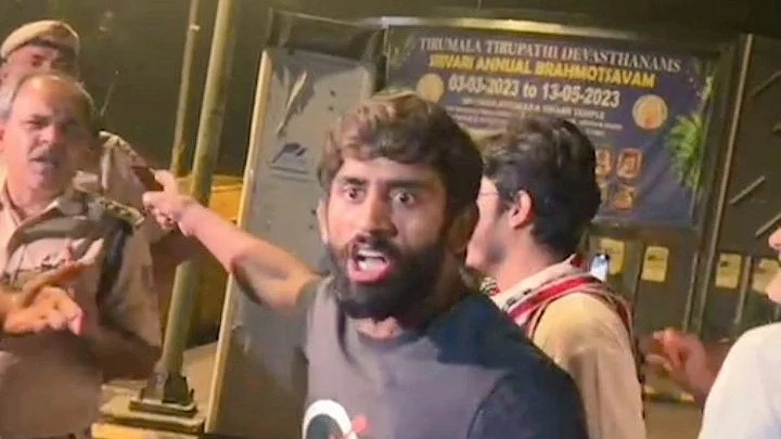 Bajrang Punia at the protest site, alleging that the police manhandled and abused wrestlers