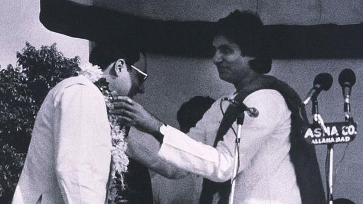 Amitabh Bachchan welcomes Rajiv Gandhi with a garland (Photo Courtesy: @IndiaHistorypic/Twitter)