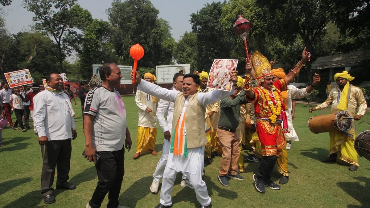 Congress workers celebrate at AICC (NH Photos by Vipin)