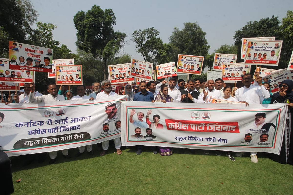 Congress workers celebrate at AICC (NH Photos by Vipin)