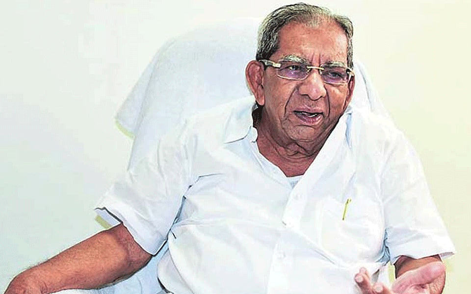 Sr Cong leaders meet Lingayat Mutt heads, BJP faces tough situation in North K'taka