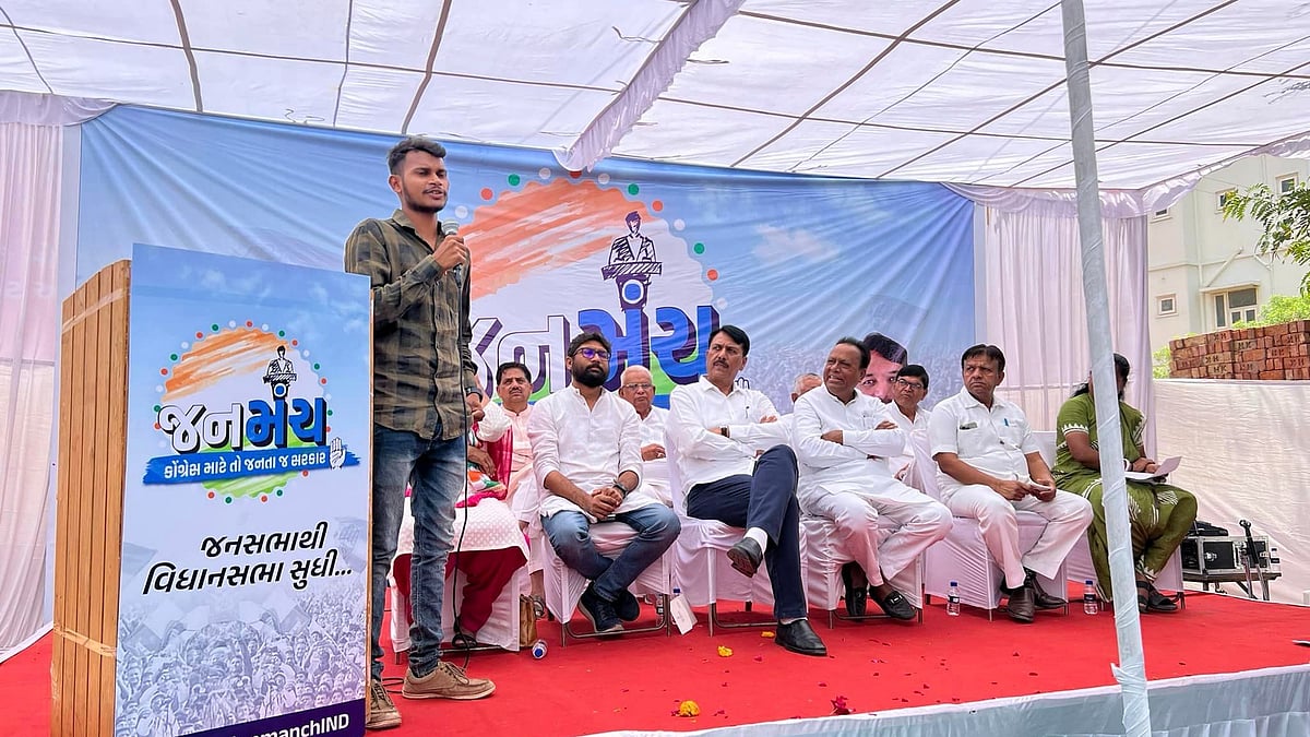 Gujarat Congress leaders on stage (Photo Courtesy: Twitter/ @jagdishthakormp)