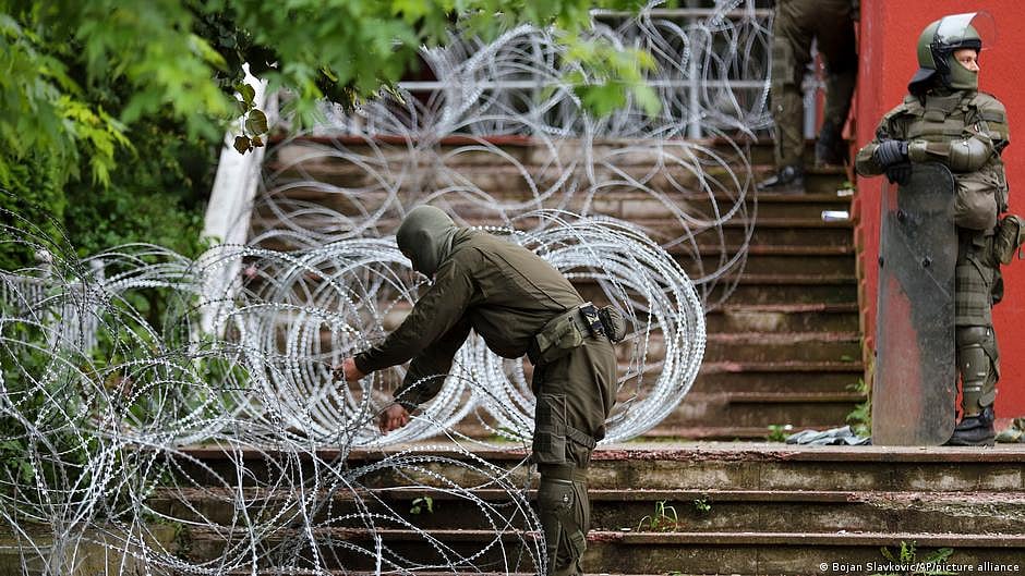 Kosovo: NATO-led peacekeepers put up barriers in Serb town (photo: DW)