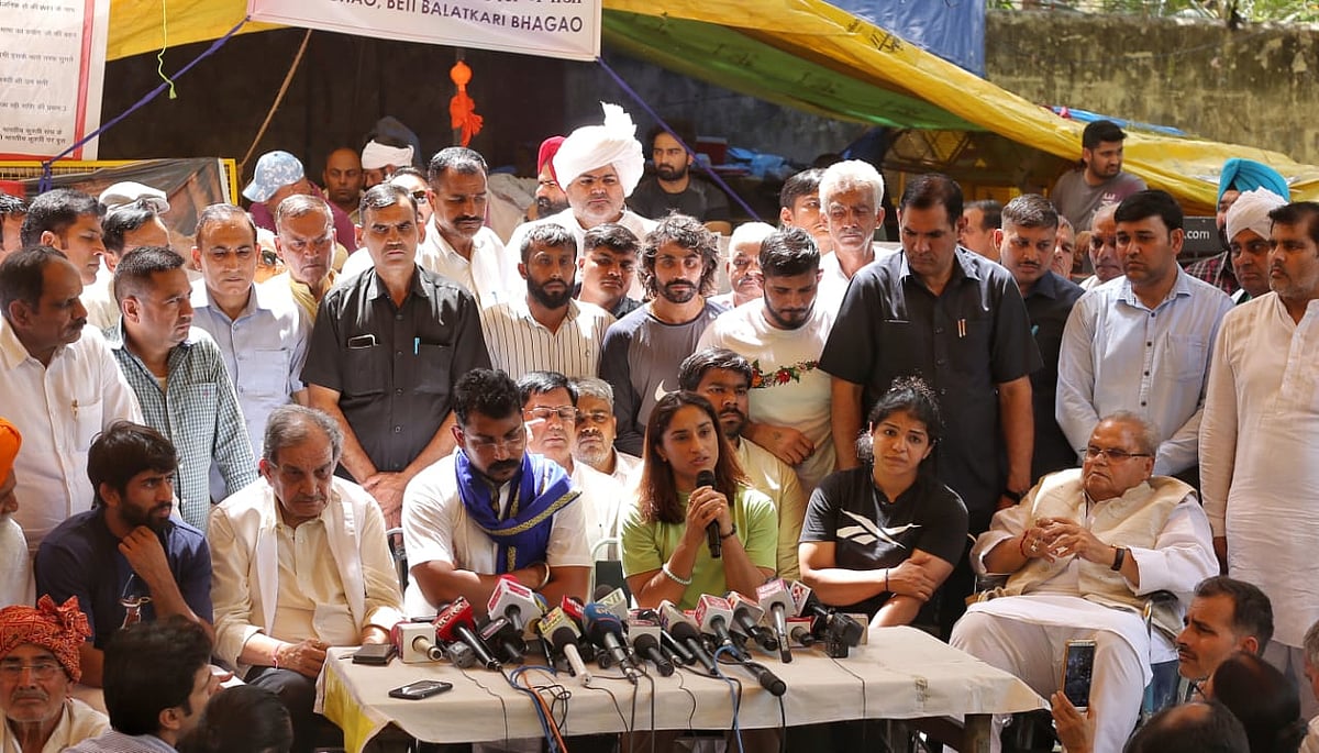 Vinesh Phogat, Bajrang Punia, Sakshi Malik, Satyapal Malik, Chandershekhar Ravan addressing a press conference at Jantar Mantar (NH Photos by Vipin)